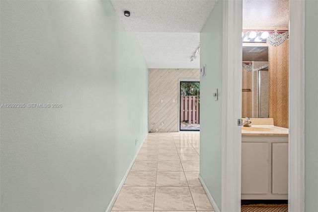 3225 NE 13th Street 201, Pompano Beach, FL 33062