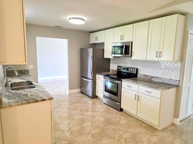 1602 SE Holiday Road, Port St Lucie, FL 34952