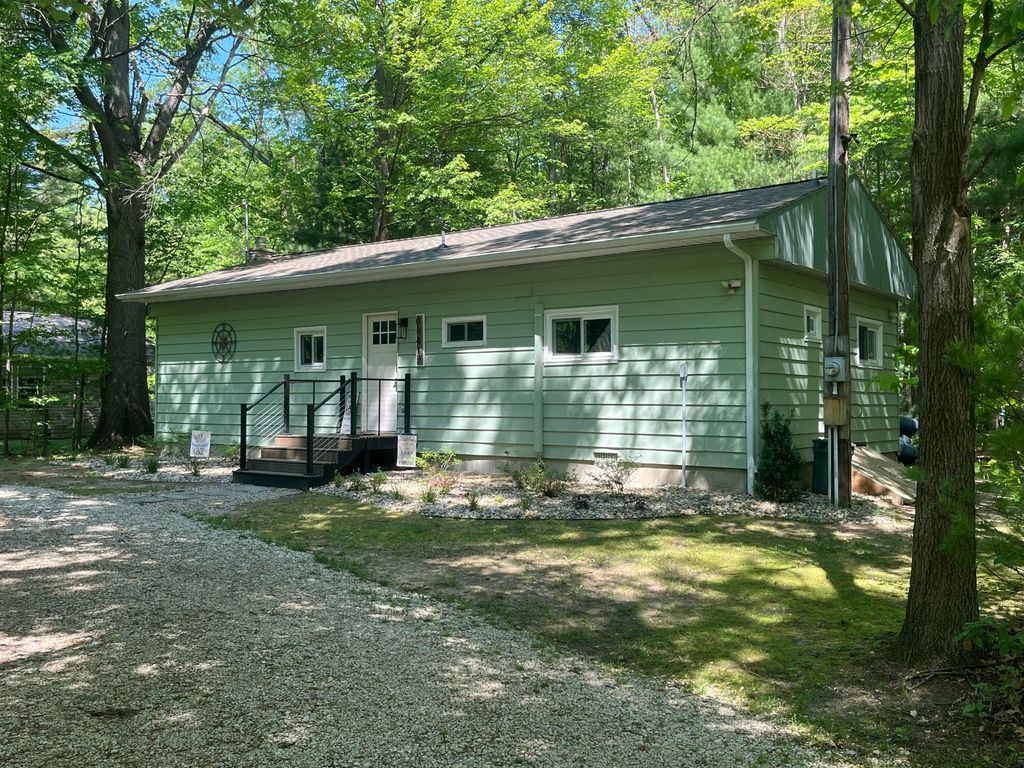 8417 W Shore Drive, Grand Junction, MI 49056