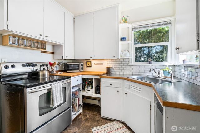 8526 17th Avenue NE, Seattle, WA 98115