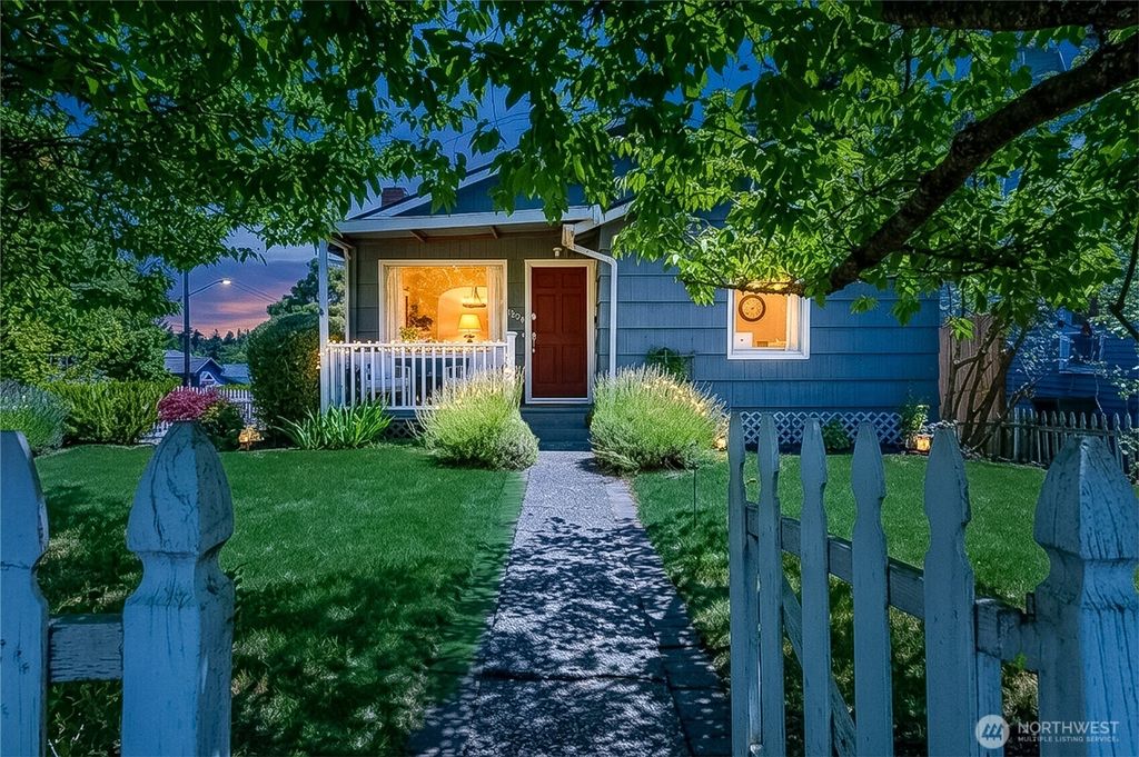 8526 17th Avenue NE, Seattle, WA 98115