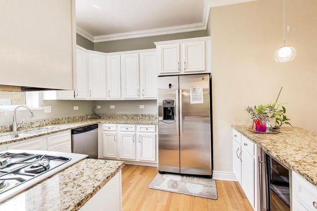 2551 W Arthur Avenue 1W, Chicago, IL 60645