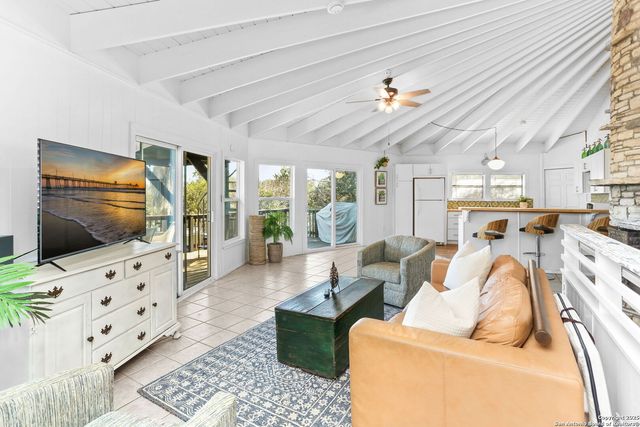 1433 Riviera, Canyon Lake, TX 78133