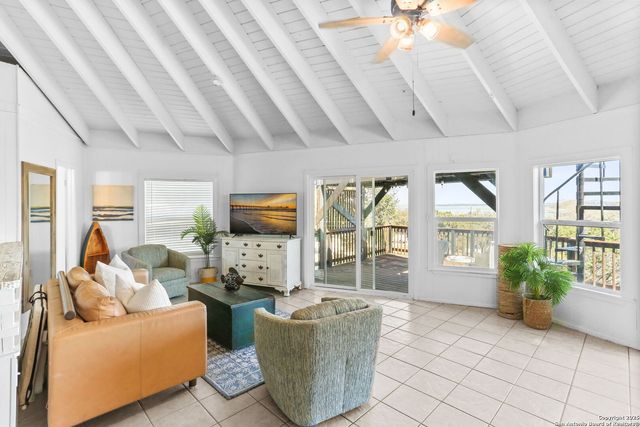 1433 Riviera, Canyon Lake, TX 78133