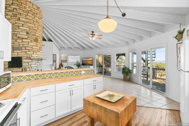 1433 Riviera, Canyon Lake, TX 78133