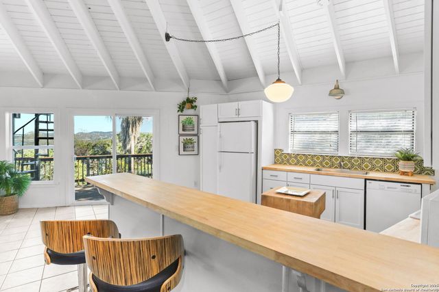 1433 Riviera, Canyon Lake, TX 78133