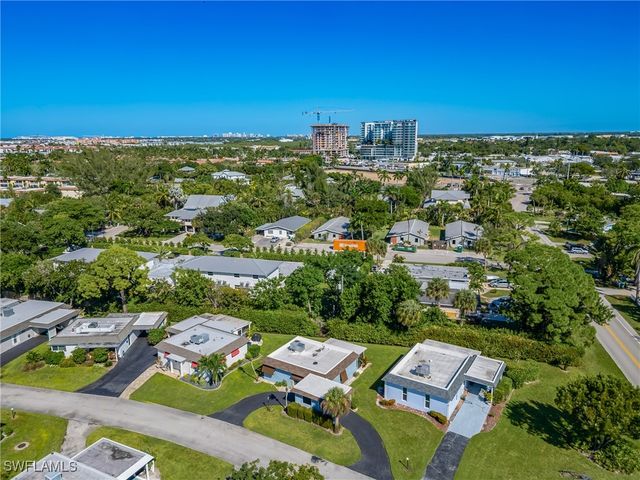 3 Knights Bridge RD, Naples, FL 34112