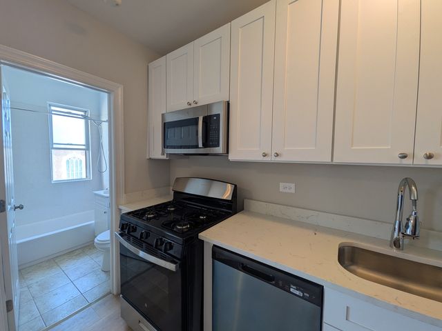 2600 N Kimball Avenue 402, Chicago, IL 60647