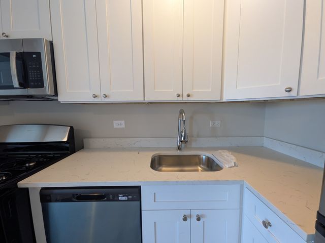 2600 N Kimball Avenue 402, Chicago, IL 60647