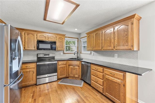 4401 SW Hillside Drive, Lee's Summit, MO 64082