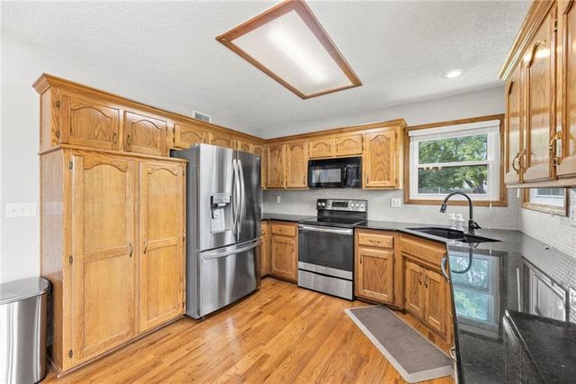 4401 SW Hillside Drive, Lee's Summit, MO 64082