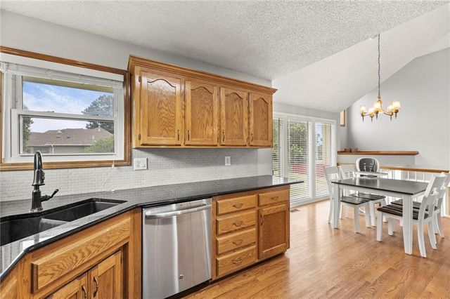 4401 SW Hillside Drive, Lee's Summit, MO 64082