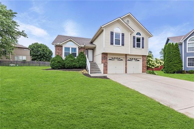 4401 SW Hillside Drive, Lee's Summit, MO 64082