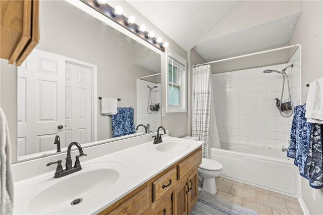 4401 SW Hillside Drive, Lee's Summit, MO 64082