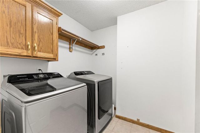 4401 SW Hillside Drive, Lee's Summit, MO 64082