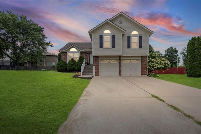 4401 SW Hillside Drive, Lee's Summit, MO 64082
