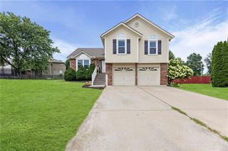 4401 SW Hillside Drive, Lee's Summit, MO 64082