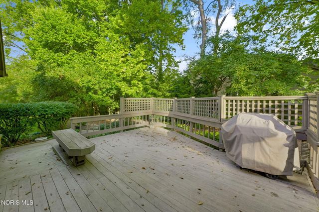 17 Walnut Creek Drive, Holland, OH 43528