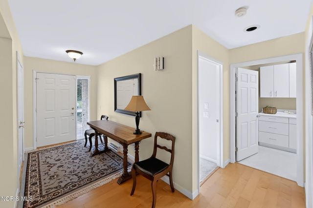 17 Walnut Creek Drive, Holland, OH 43528