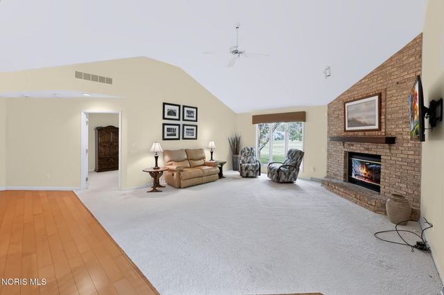 17 Walnut Creek Drive, Holland, OH 43528