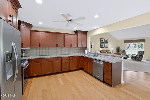 17 Walnut Creek Drive, Holland, OH 43528