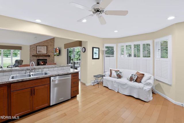 17 Walnut Creek Drive, Holland, OH 43528