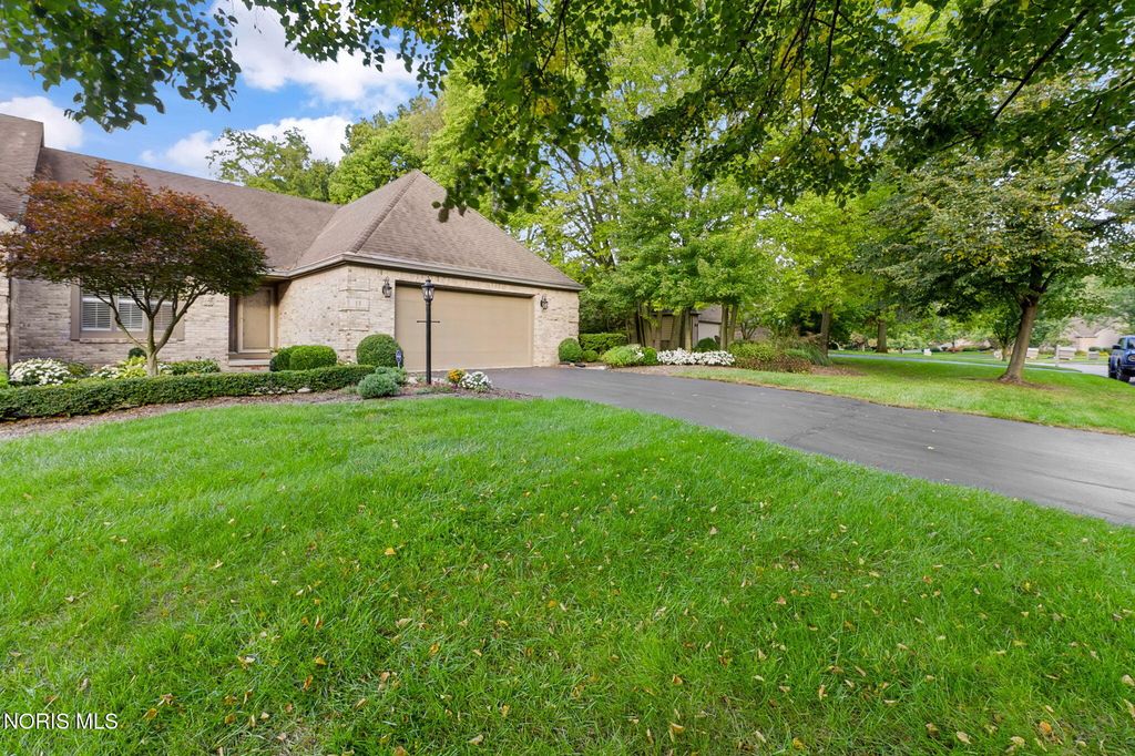 17 Walnut Creek Drive, Holland, OH 43528