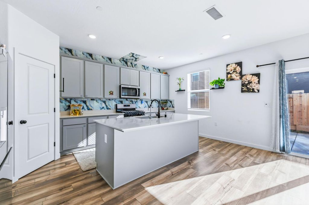 Image 3 of property listing at 6293 W Willis Avenue, Fresno, CA 93723