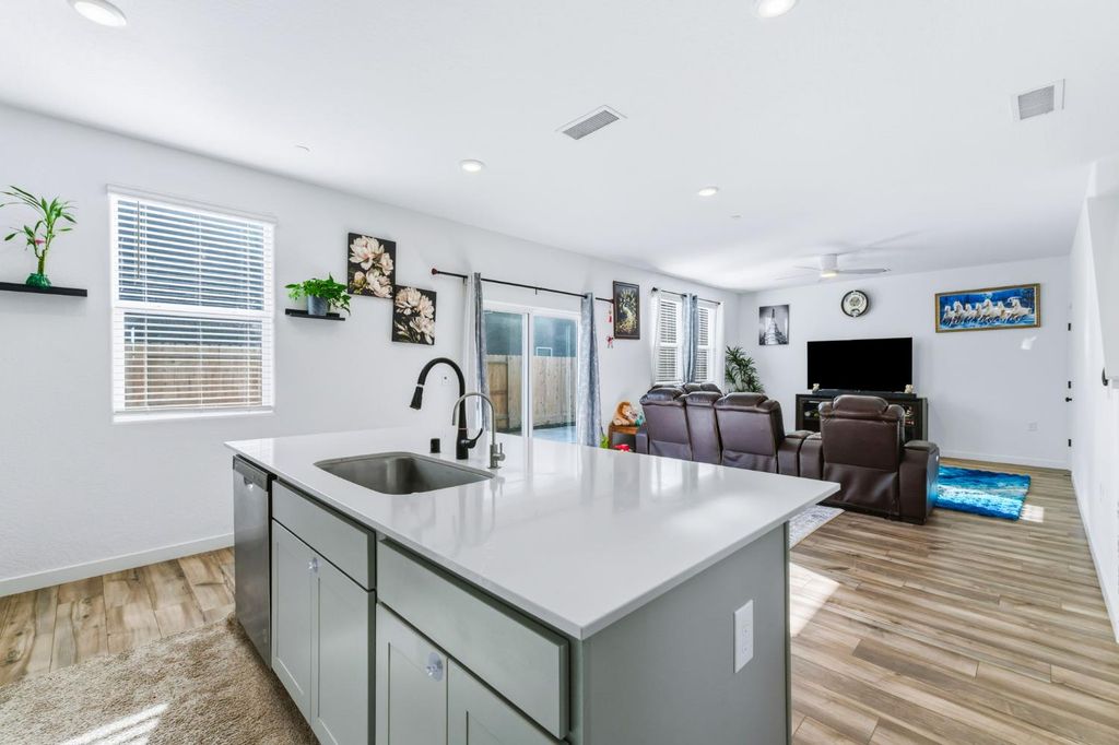 Image 4 of property listing at 6293 W Willis Avenue, Fresno, CA 93723