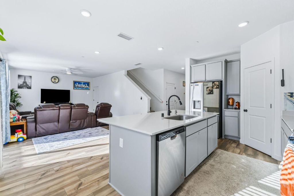 Image 5 of property listing at 6293 W Willis Avenue, Fresno, CA 93723