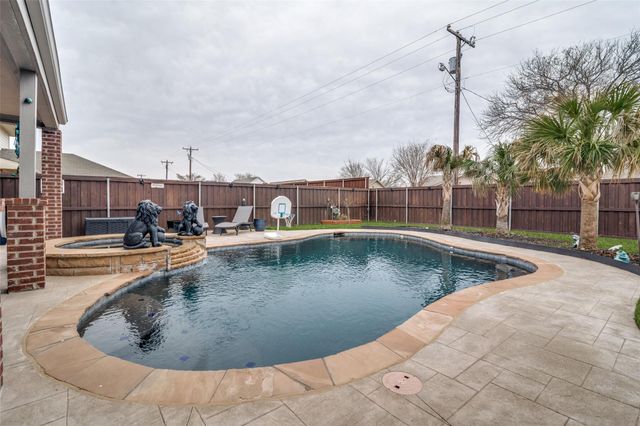8218 Luna Drive, Rowlett, TX 75088