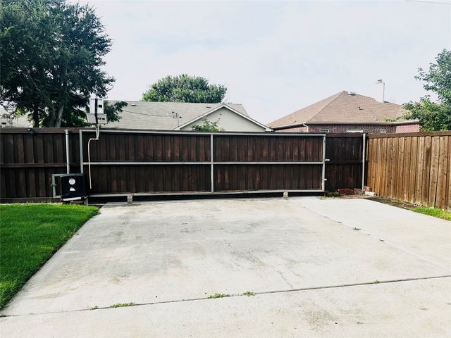 8218 Luna Drive, Rowlett, TX 75088