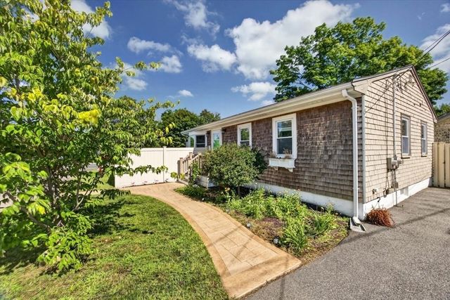6 Pontiac St, New Bedford, MA 02745
