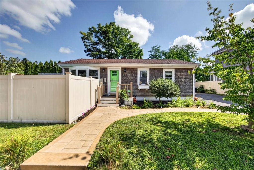 6 Pontiac St, New Bedford, MA 02745