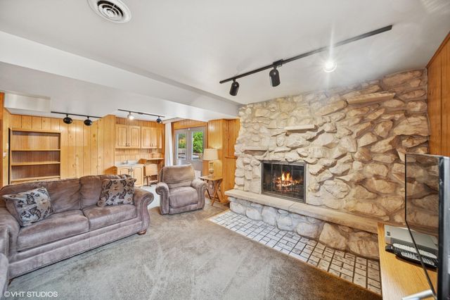 562 Evergreen Lane, Munster, IN 46321