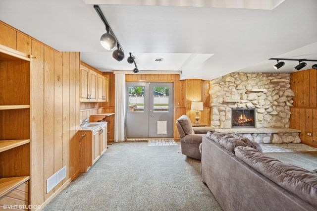 562 Evergreen Lane, Munster, IN 46321