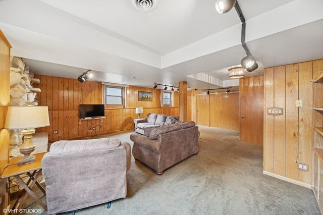 562 Evergreen Lane, Munster, IN 46321