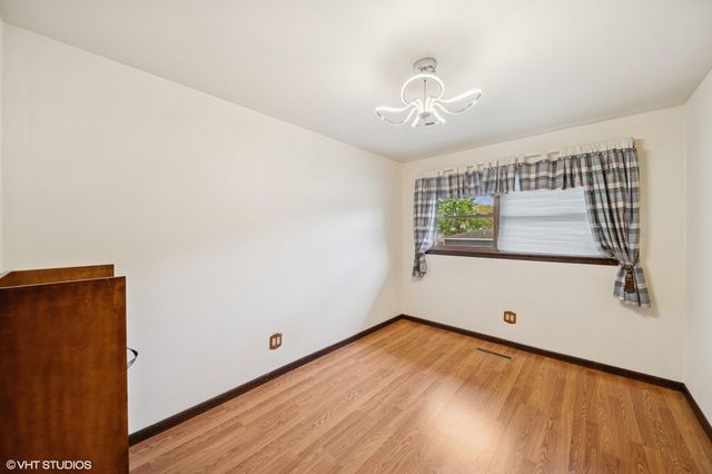 562 Evergreen Lane, Munster, IN 46321