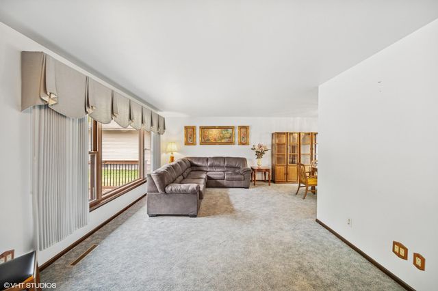 562 Evergreen Lane, Munster, IN 46321