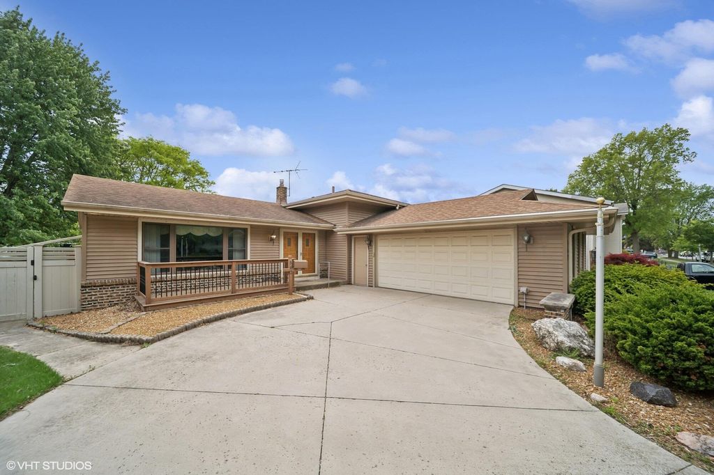 562 Evergreen Lane, Munster, IN 46321