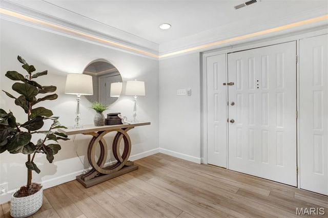 303 N Meramec Avenue 202, Clayton, MO 63105