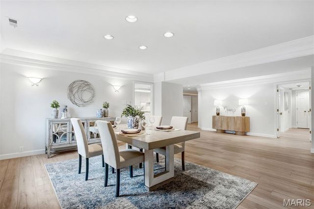 303 N Meramec Avenue 202, Clayton, MO 63105