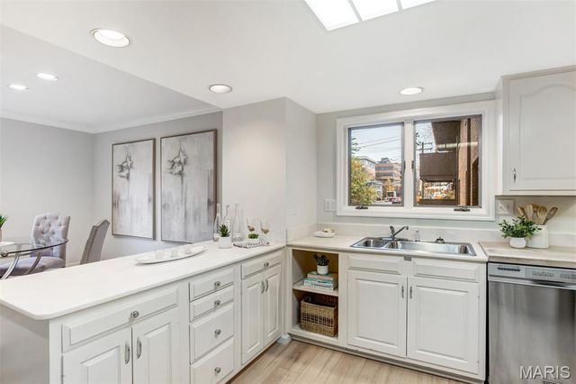 303 N Meramec Avenue 202, Clayton, MO 63105