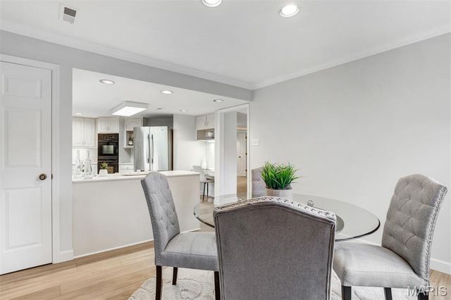 303 N Meramec Avenue 202, Clayton, MO 63105