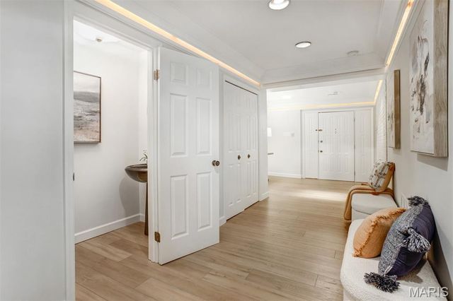 303 N Meramec Avenue 202, Clayton, MO 63105