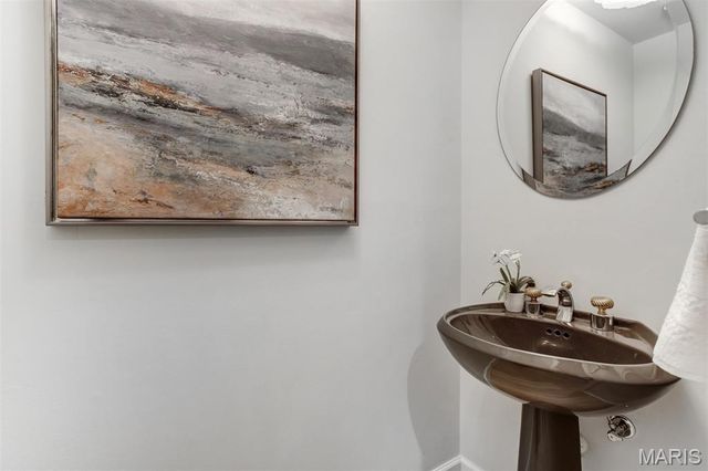 303 N Meramec Avenue 202, Clayton, MO 63105