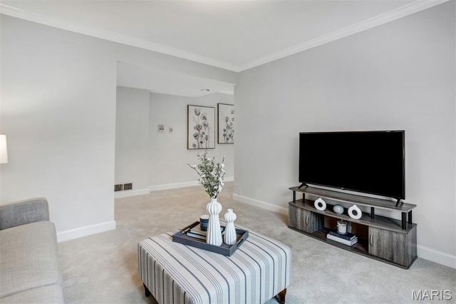 303 N Meramec Avenue 202, Clayton, MO 63105