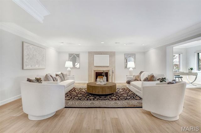 303 N Meramec Avenue 202, Clayton, MO 63105