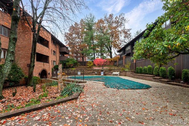 303 N Meramec Avenue 202, Clayton, MO 63105