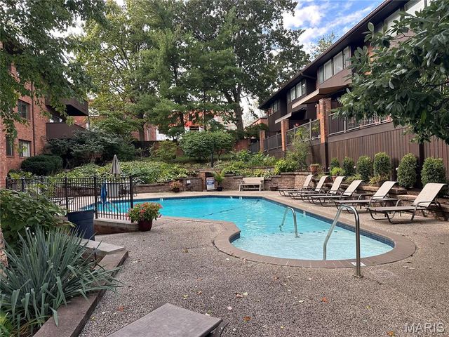 303 N Meramec Avenue 202, Clayton, MO 63105